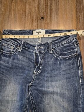 Daytrip Women's  Blue Washed Denim Jean Capri Size 27. See Pic Of Corner Pocket